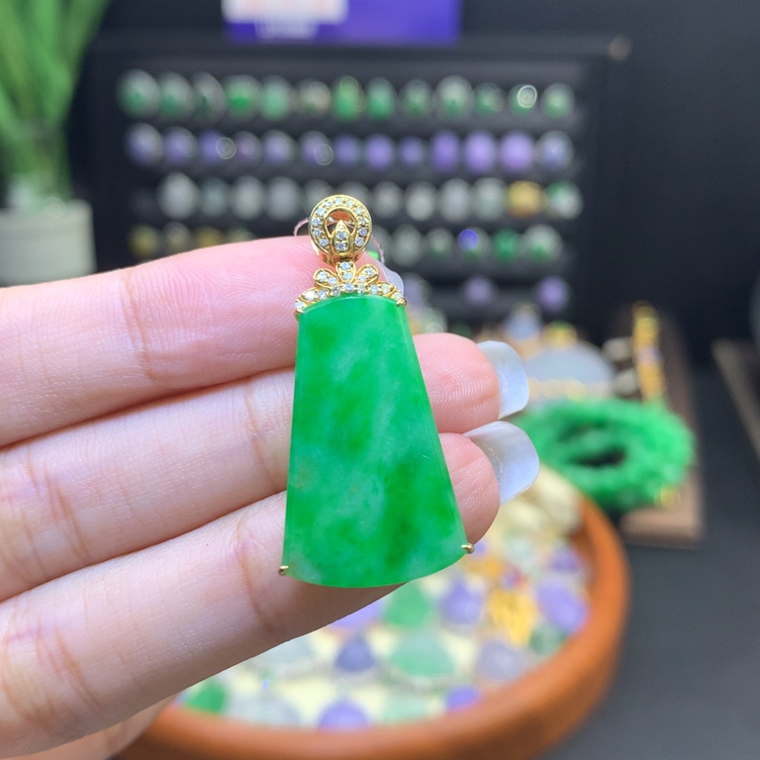 翡翠18K金镶嵌颈饰