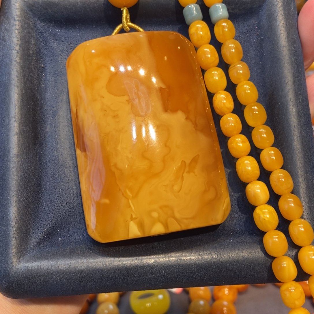 玉***哥琥珀未镶嵌颈饰蜜蜡