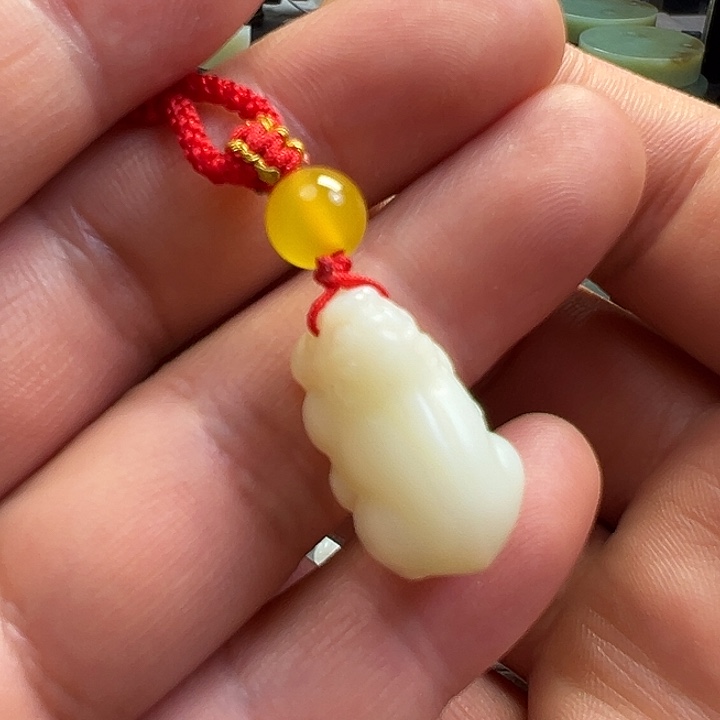 和田玉未镶嵌把件貔貅