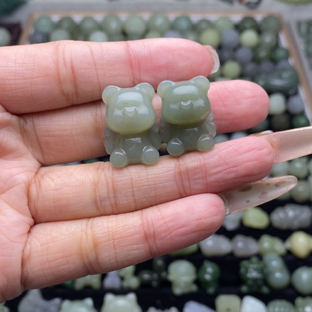 大***采和田玉未镶嵌颈饰