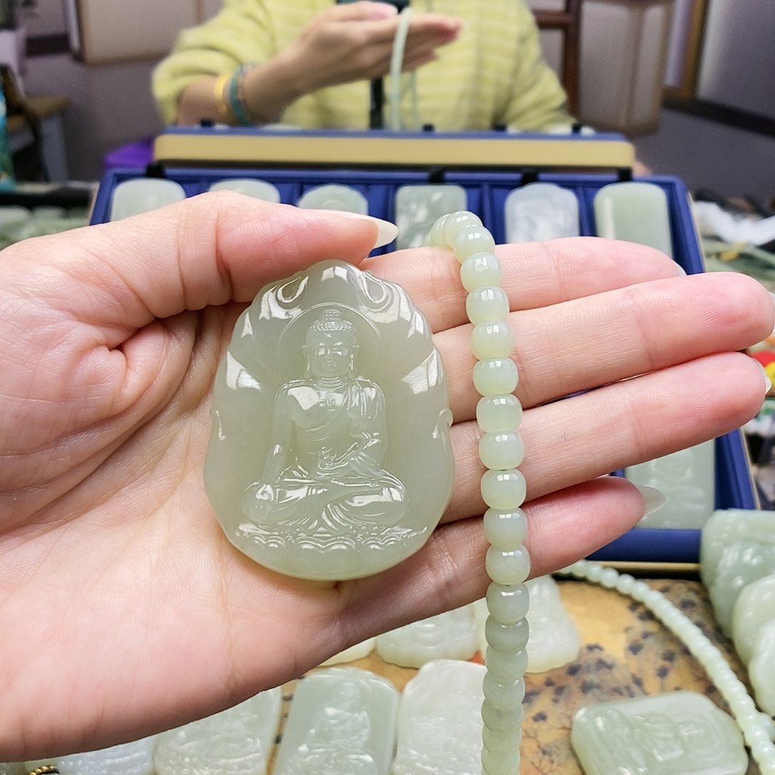 和田玉颈饰未镶嵌小*女