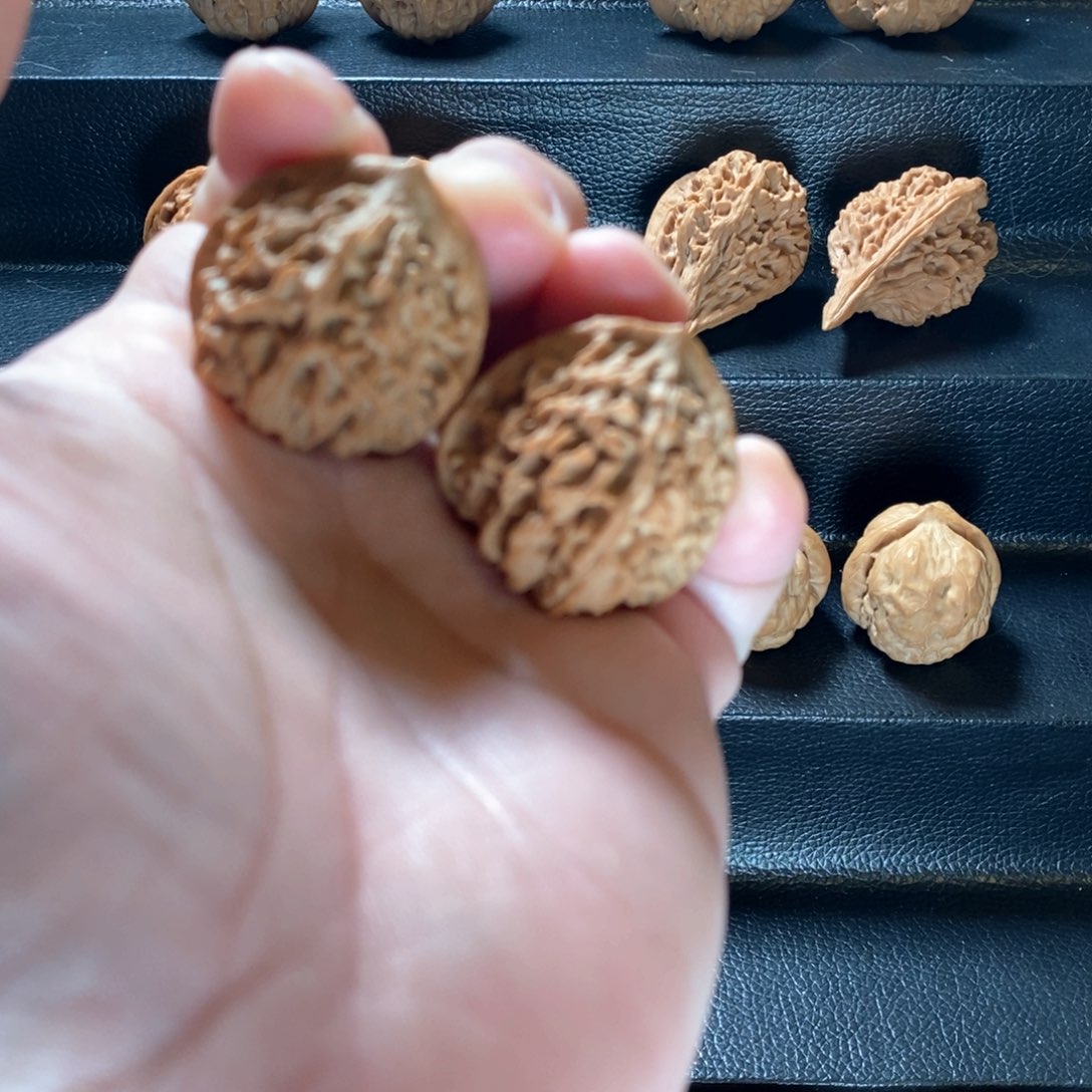 桃核把件野生原树山湖纹33