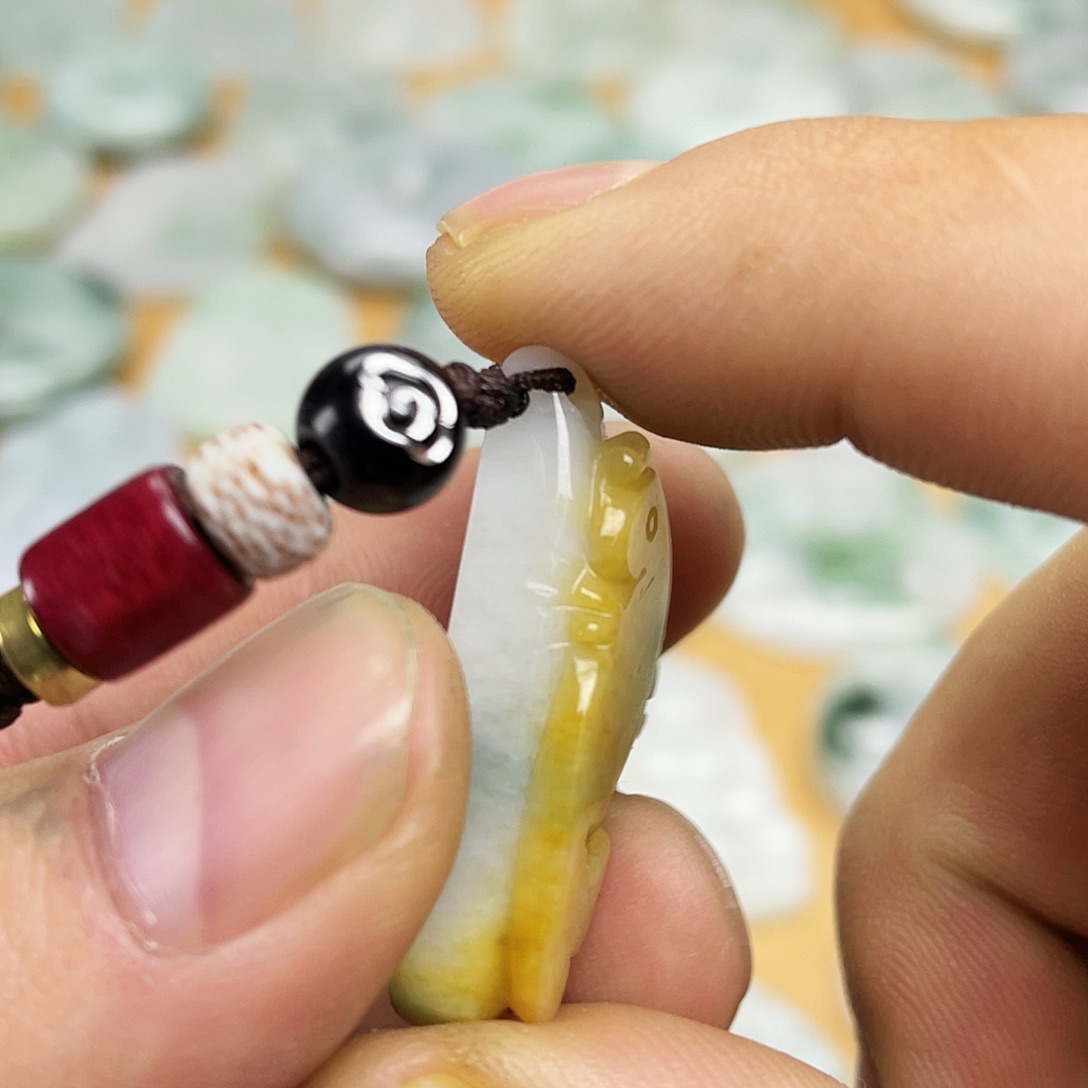 翡翠未镶嵌颈饰鱼