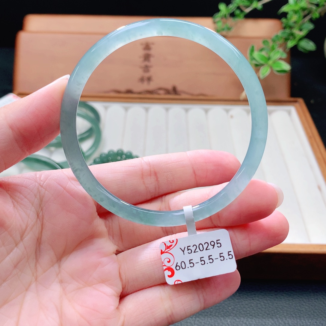 未镶嵌手镯（圆镯）翡翠