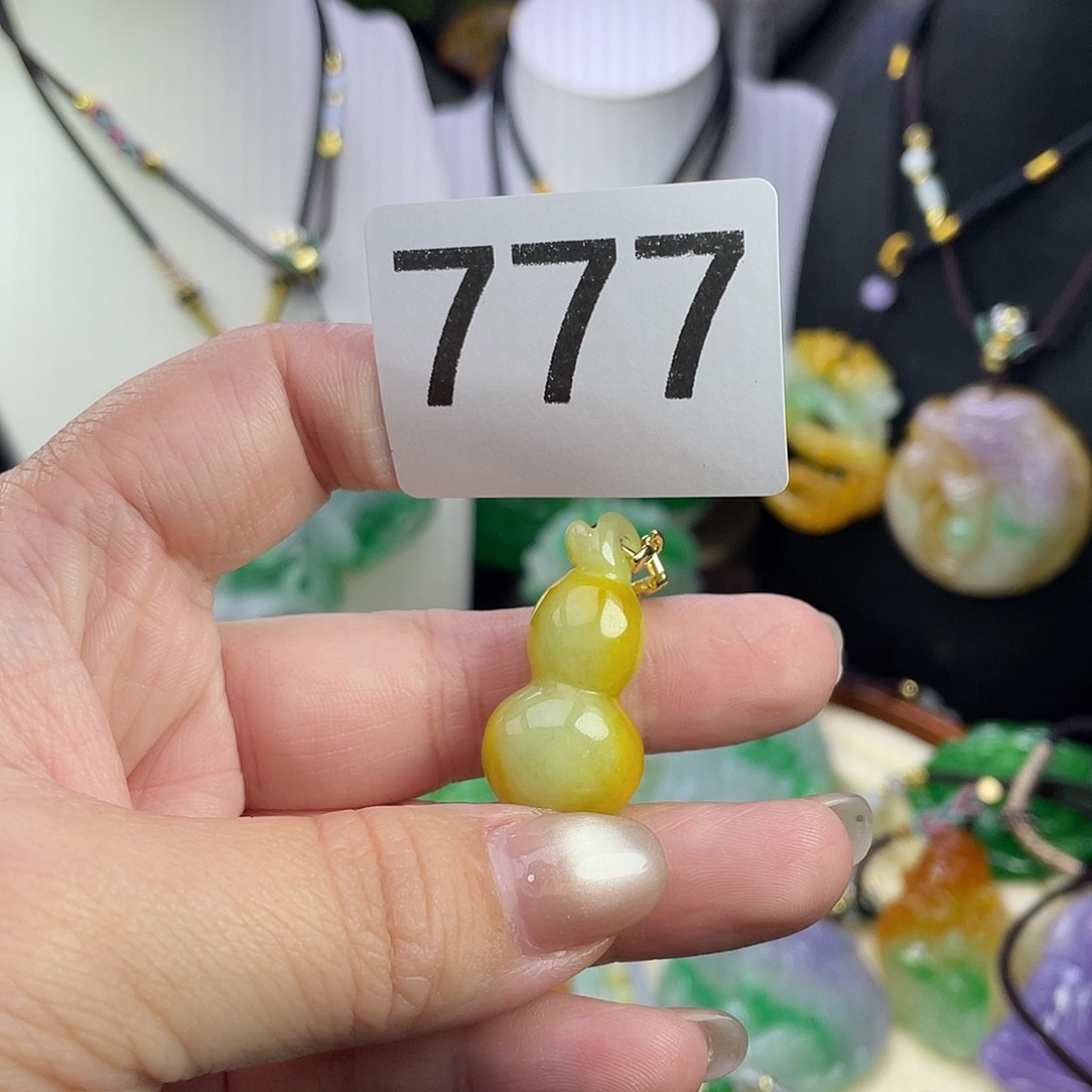 翡翠未镶嵌吊坠(赠链)