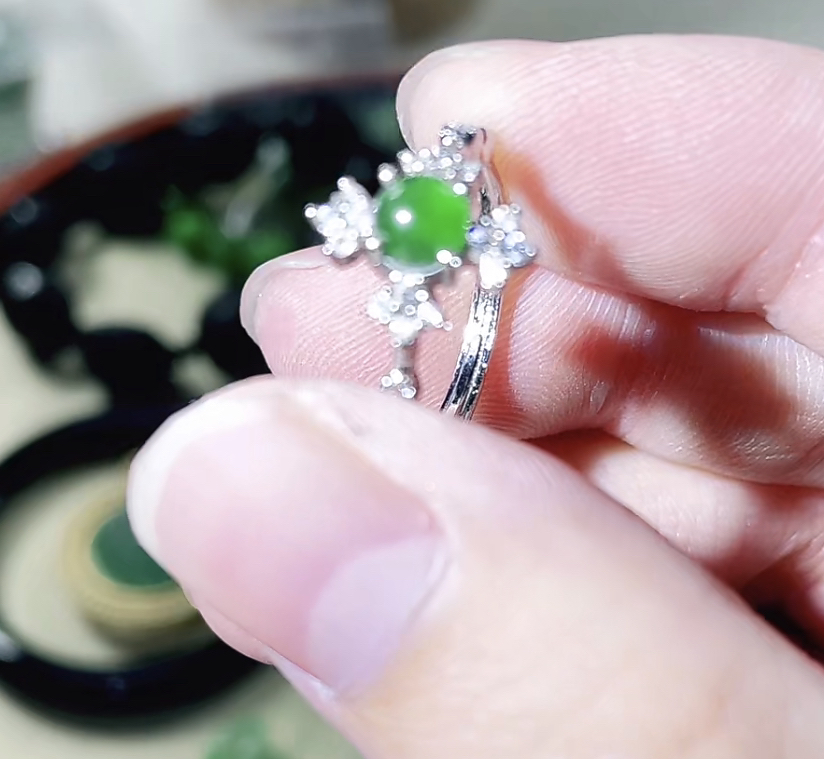 天然翡翠阳绿蛋面