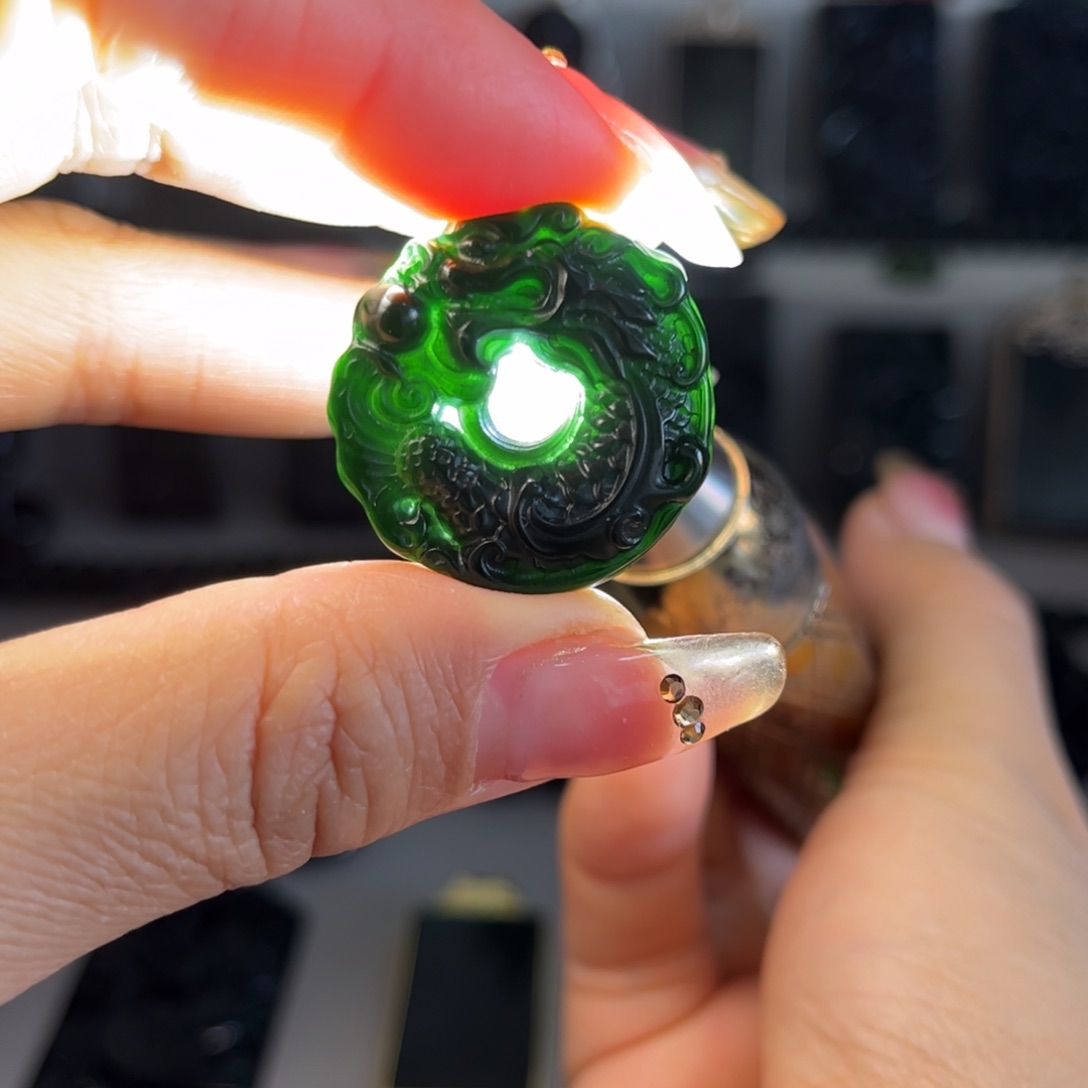 蛇纹石玉颈饰合金