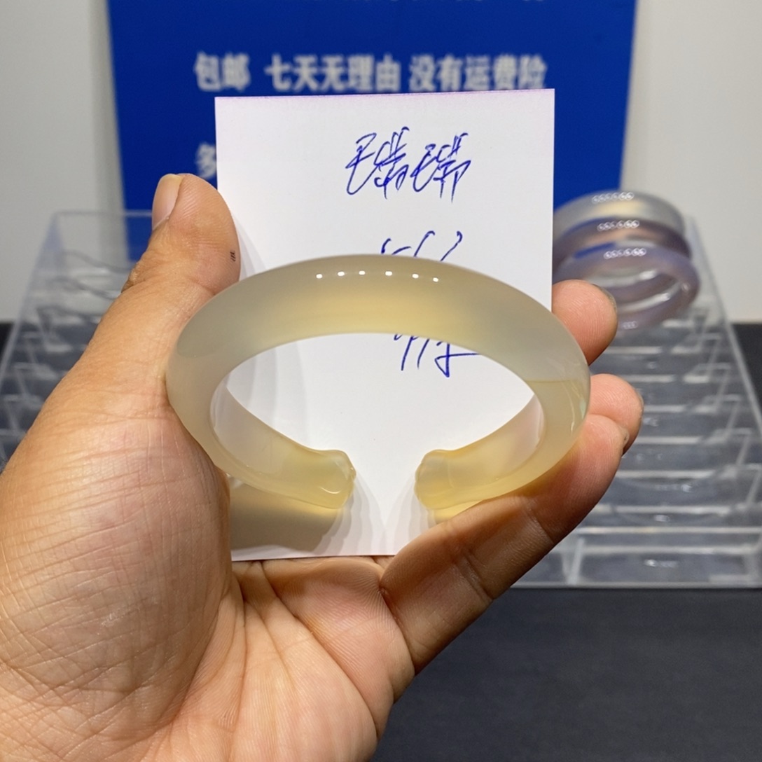 瑞***瑞玛瑙/玉髓未镶嵌手镯