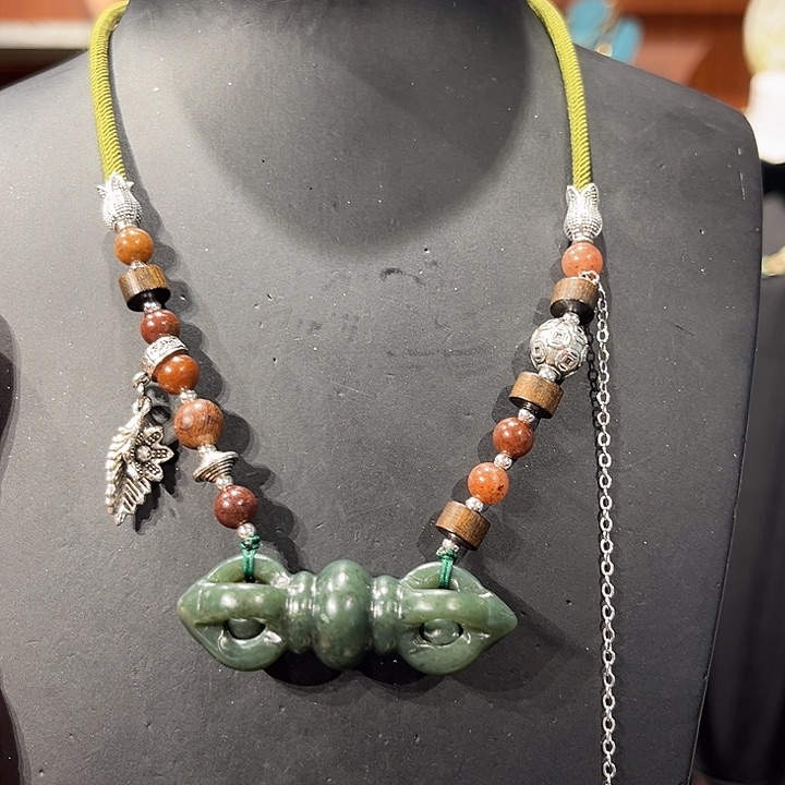 吊坠(赠链)未镶嵌和田玉（碧玉）