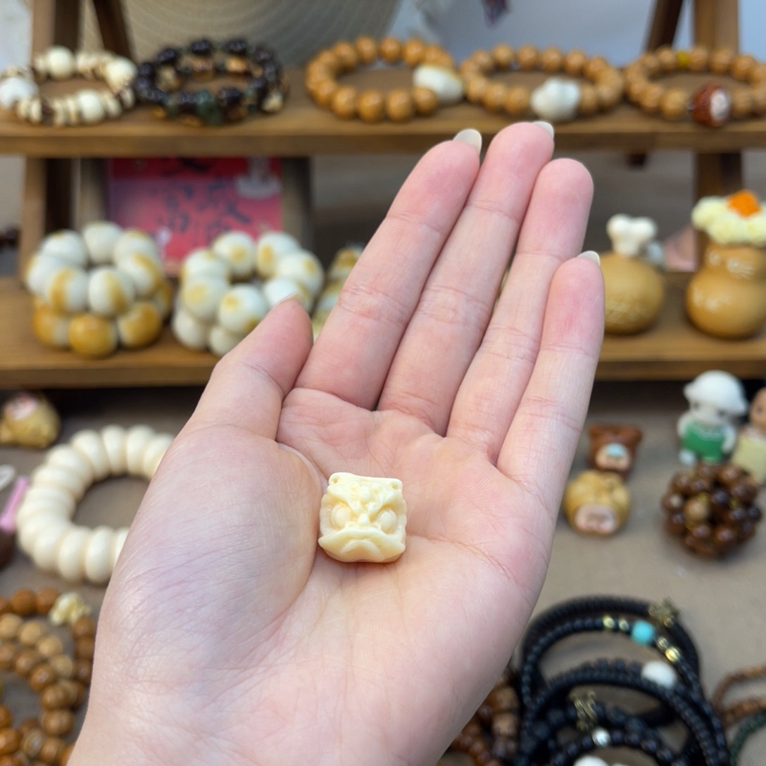 C***。菩提根/象牙果吊坠配件一个