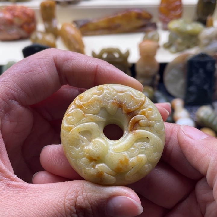 蛇纹石玉颈饰未镶嵌