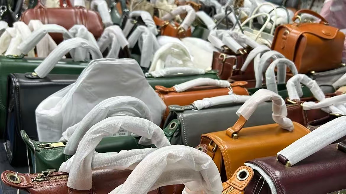 头层牛皮斜跨包女士百搭头层牛皮单肩斜挎包女士手提包时尚软皮包