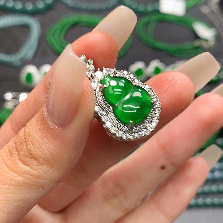 翡翠颈饰未镶嵌。。。