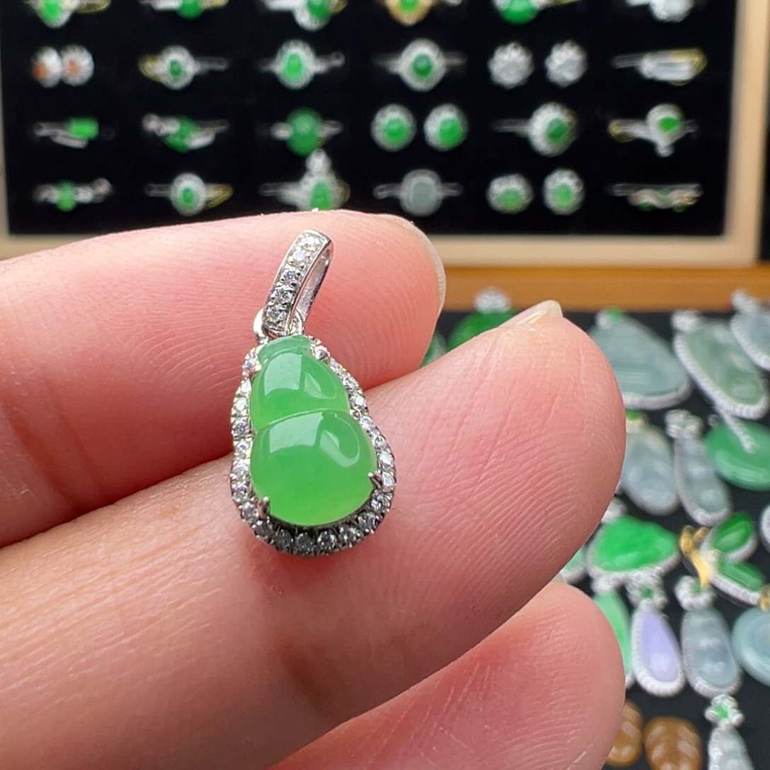 翡翠18K金镶嵌颈饰葫芦