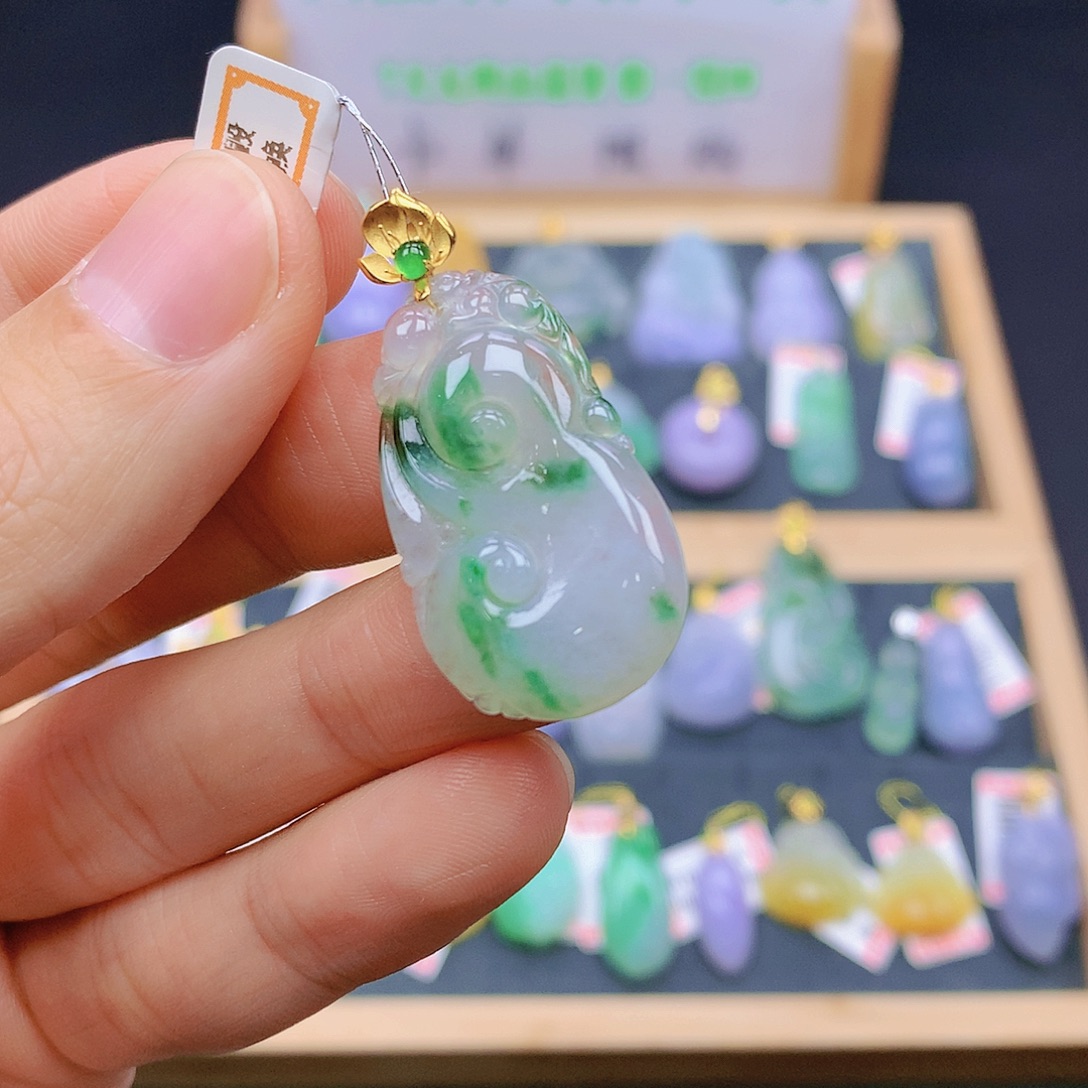 翡翠18K金镶嵌颈饰翡翠