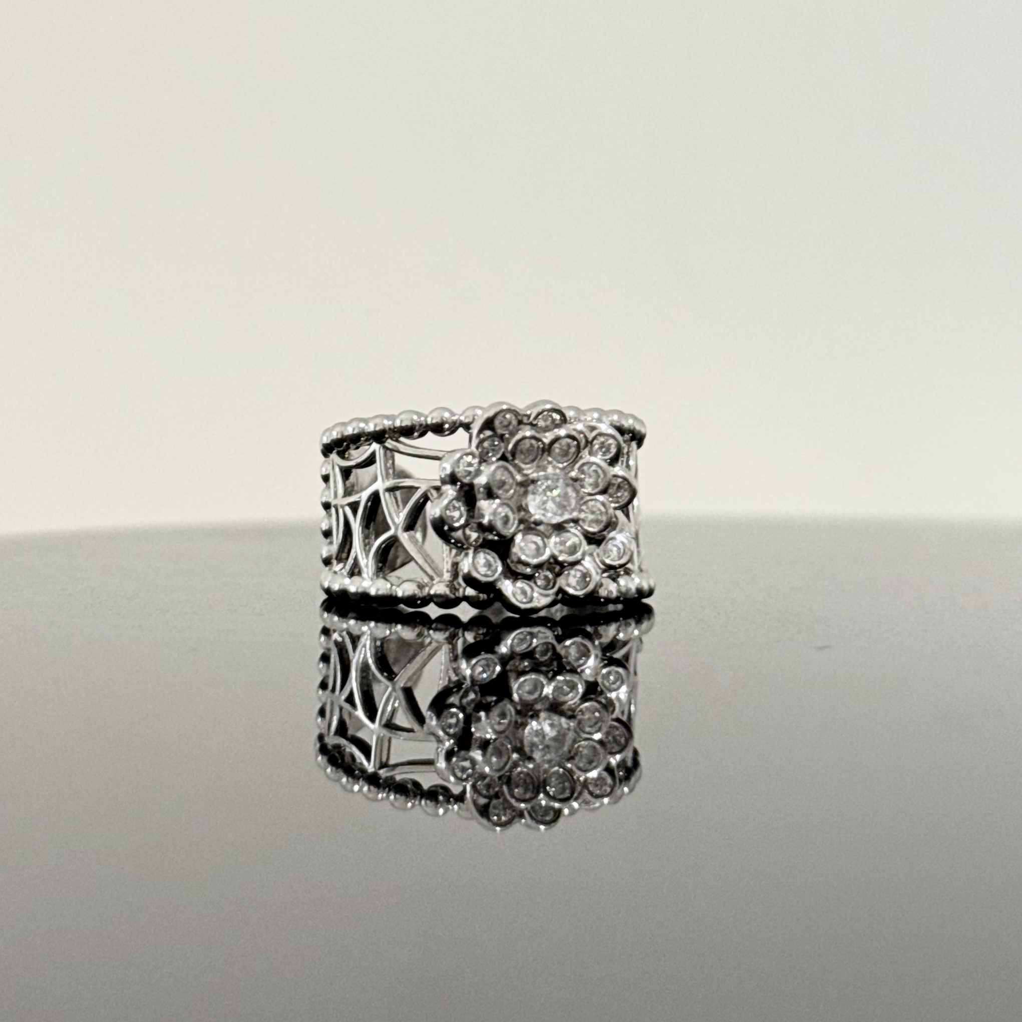 合金戒指 【17SR】时髦宽边镂空山茶气质满钻戒指