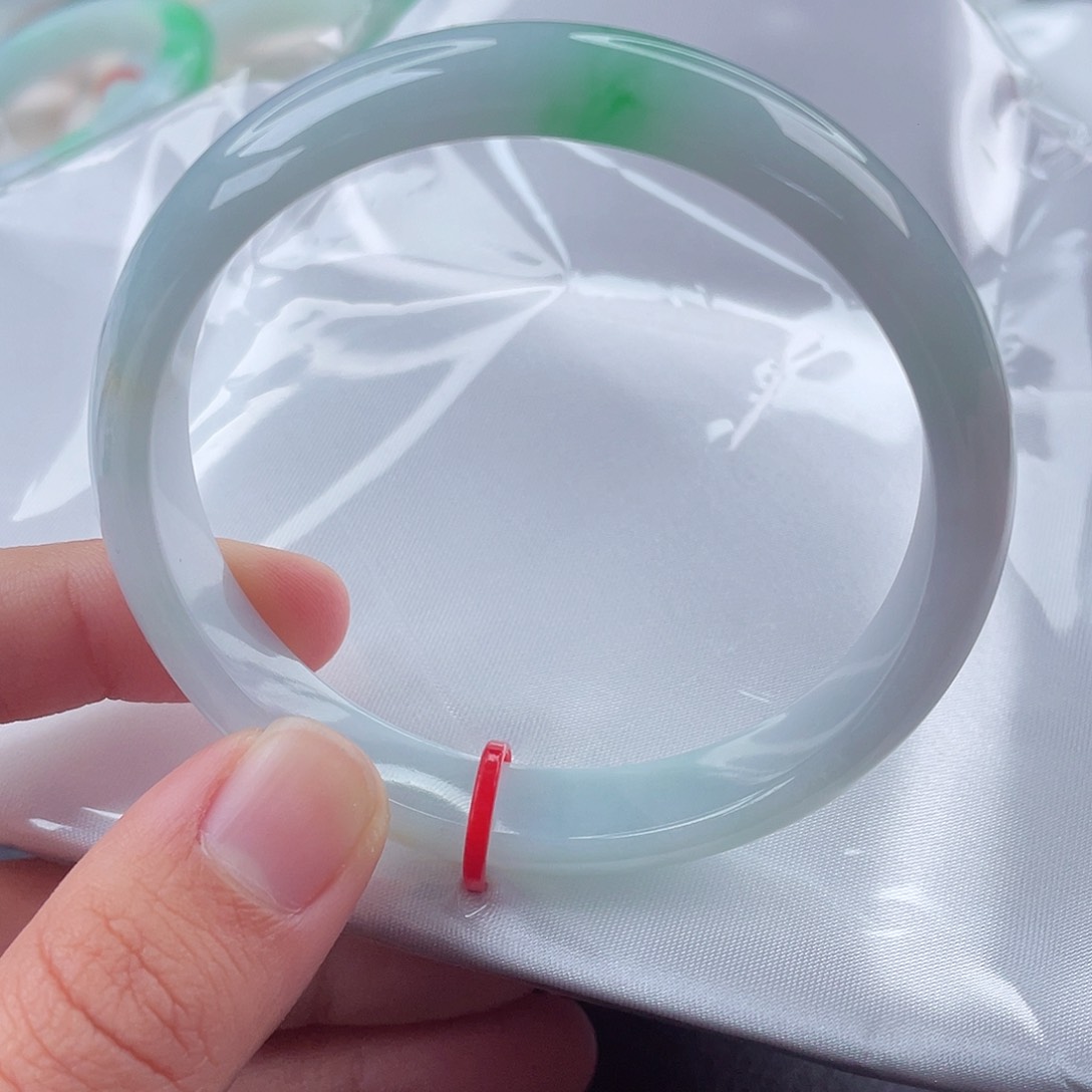 翡翠手镯未镶嵌56圈