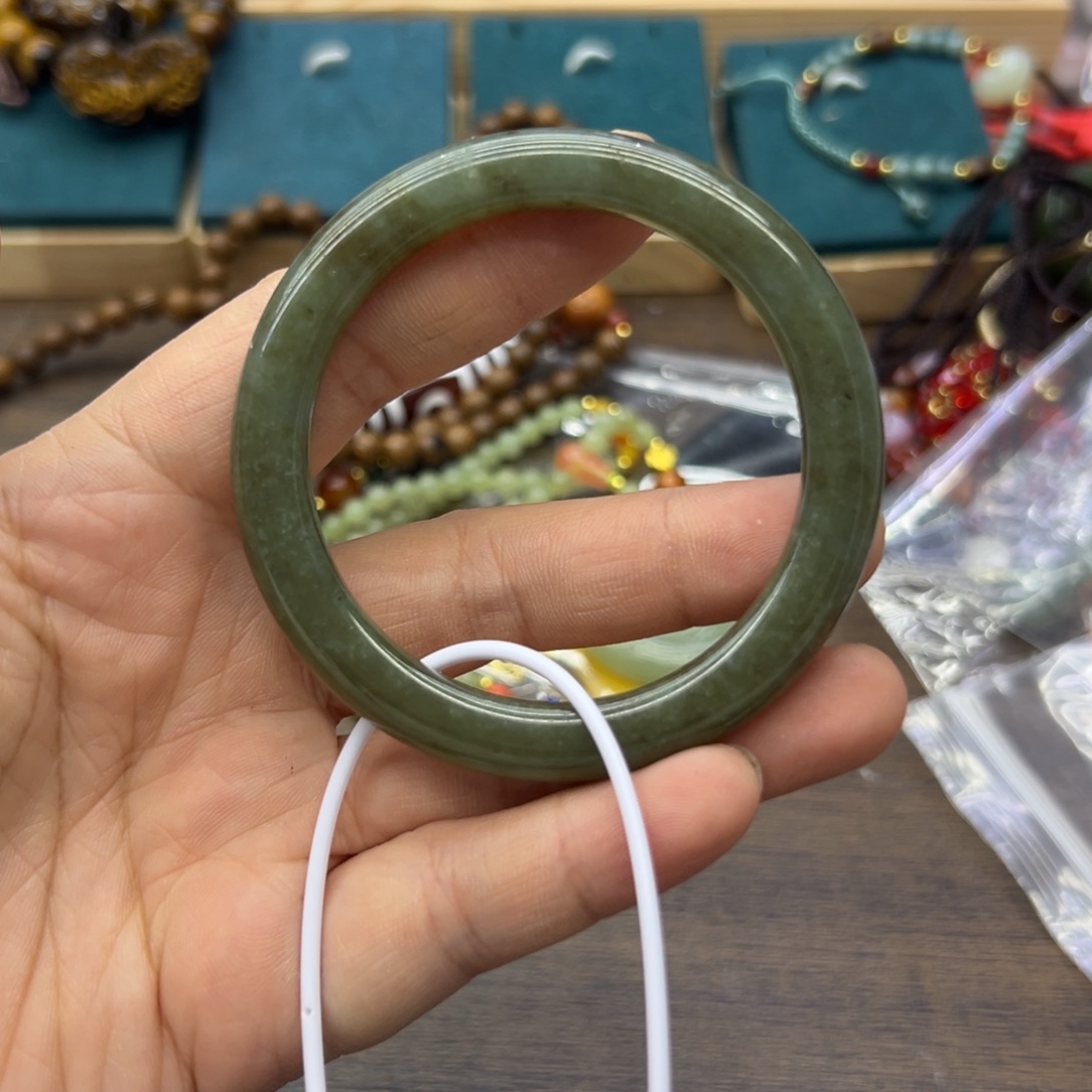 和田玉未镶嵌手镯54.1圈围049瑕