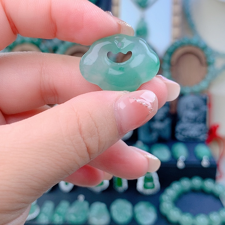 颈饰未镶嵌石英质玉