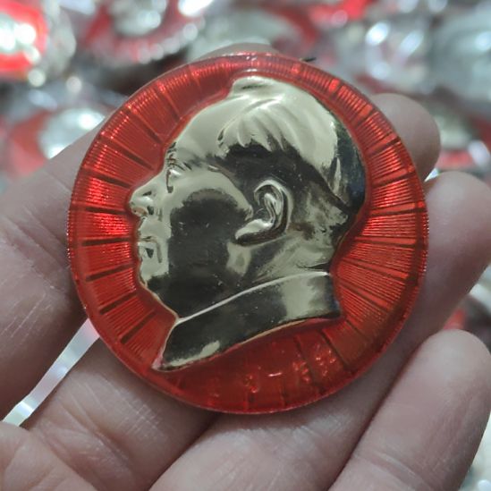 清***间其他普通金属圆形红色人物像章