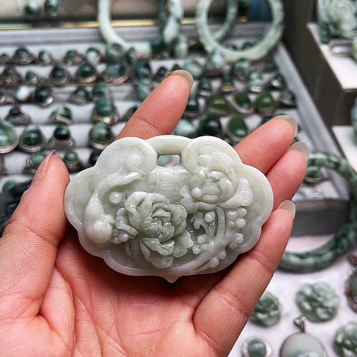 透闪石-蛇纹石玉颈饰未镶嵌