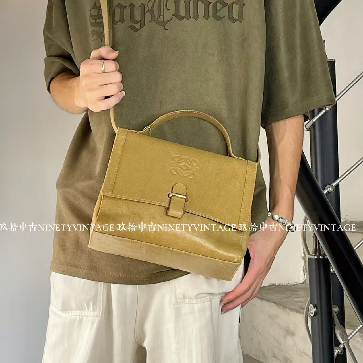 95新 LOEWE/罗意威 罗意威男包抹茶色 时尚 休闲 翻盖邮差 斜挎包