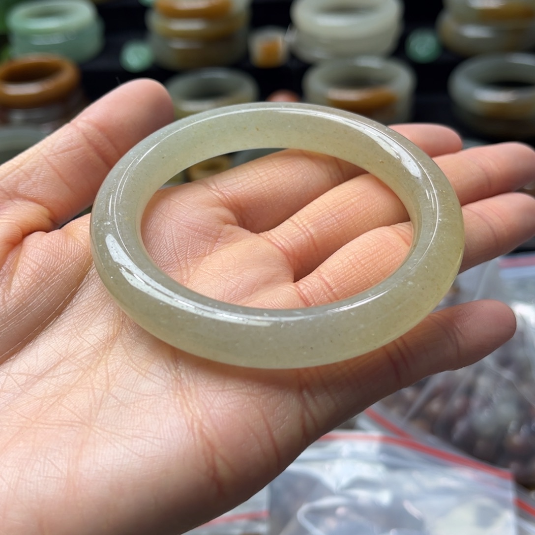 玉***梦石英岩玉未镶嵌手镯