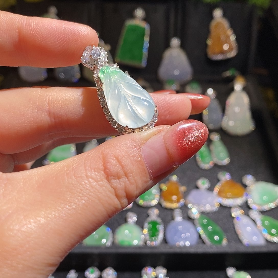 颈饰银S925镶嵌翡翠奔*天然翡翠