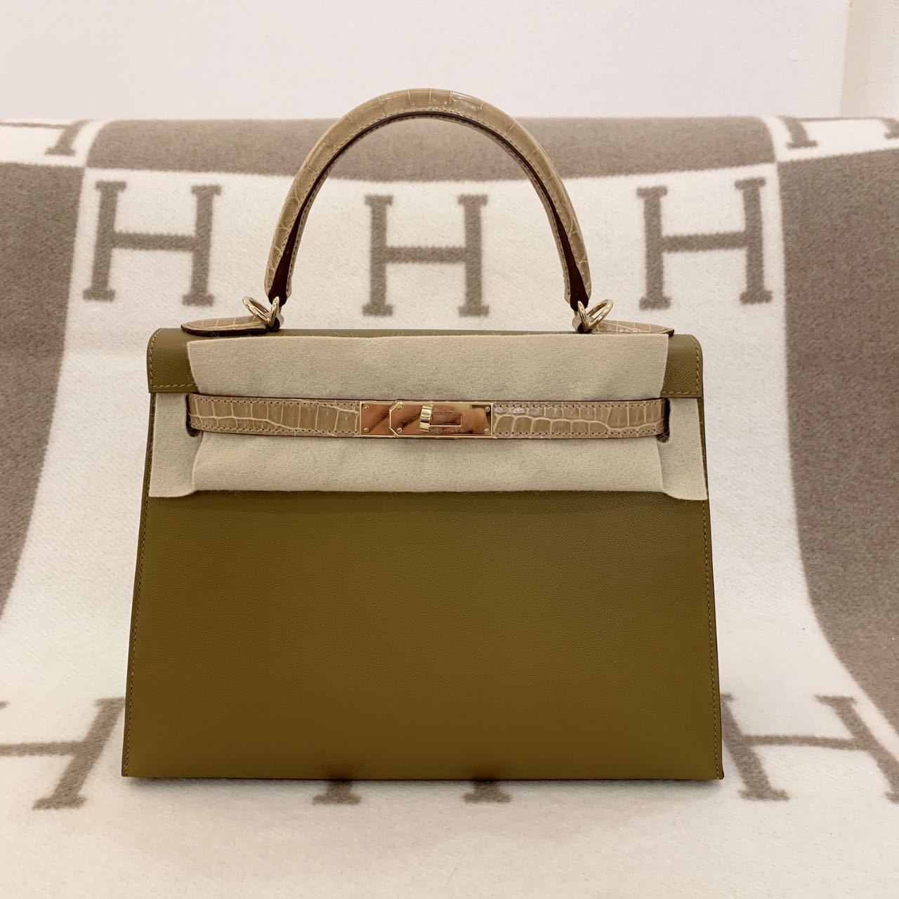 99新 Hermes/爱马仕 kelly touch28 U 亮面两点鳄尘土色hm0308a5 