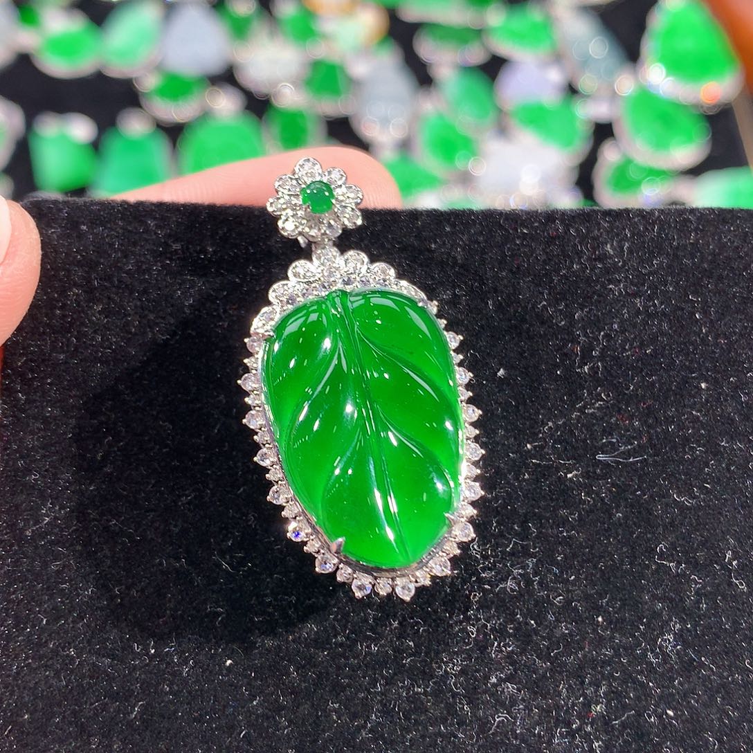 翡翠18K金镶嵌颈饰