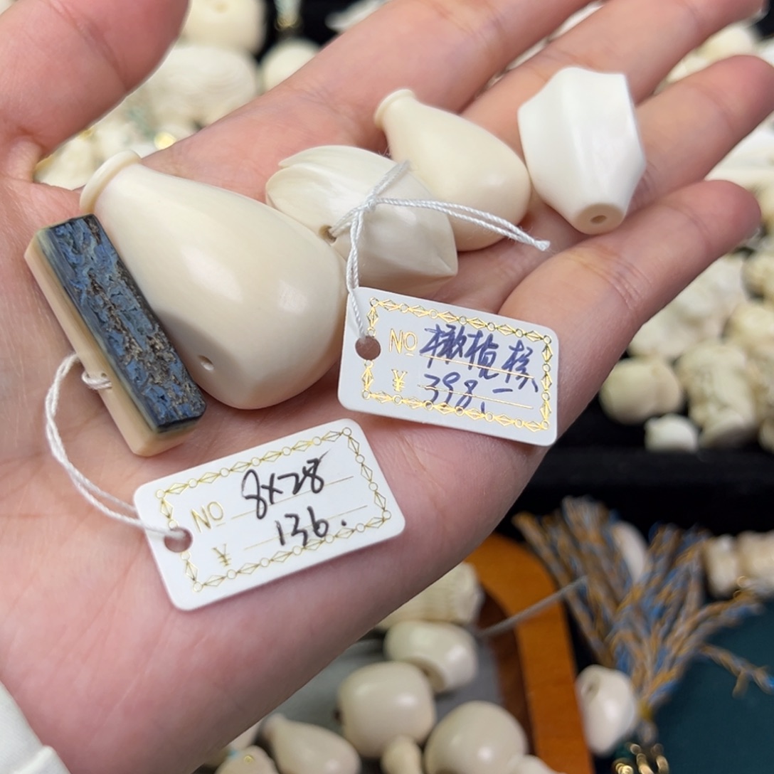 九***㎕猛犸象牙吊坠20宝瓶+13.5宝瓶+14鲨鱼背+18橄榄核+8蓝皮