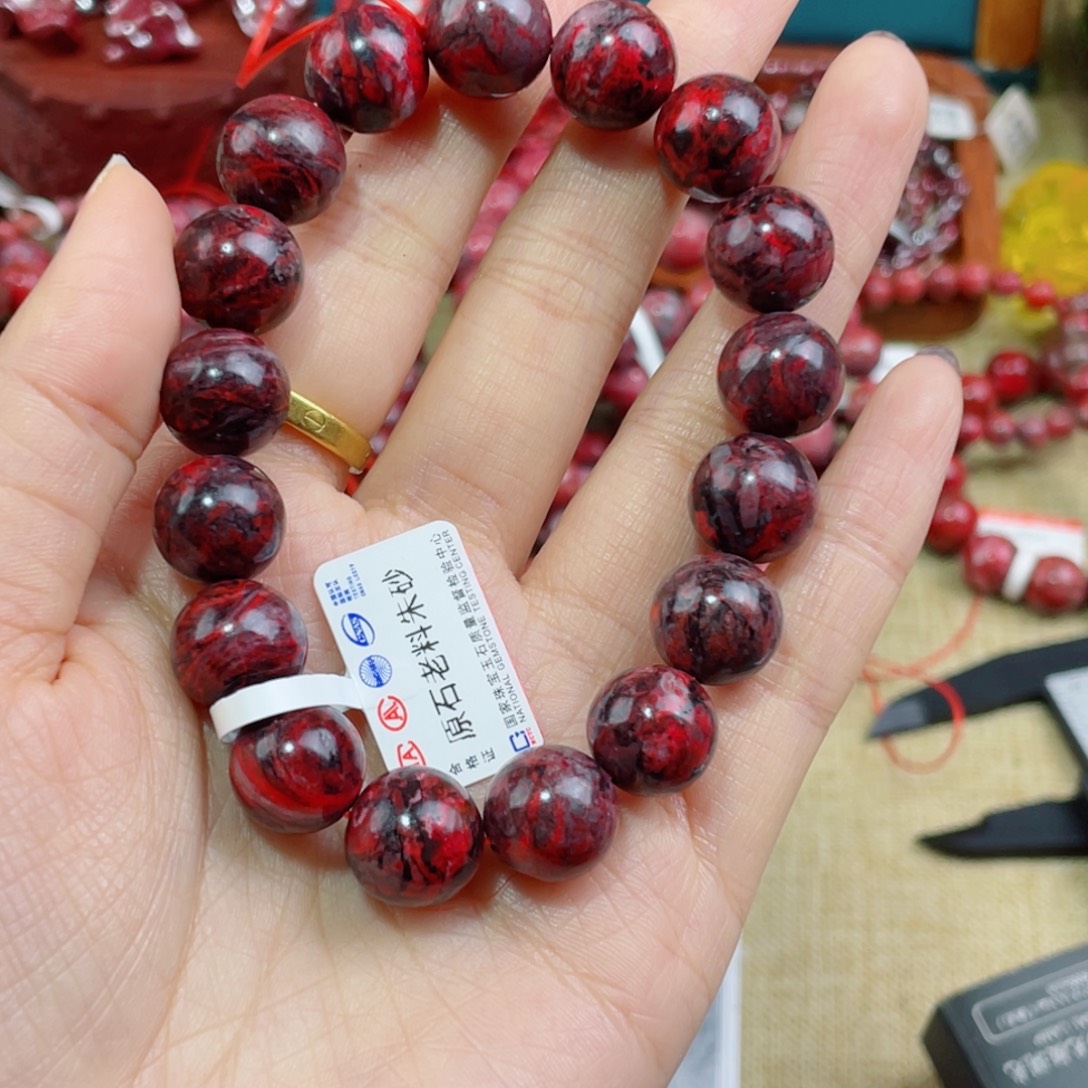 餘****天然辰砂有坑有沙眼微瑕