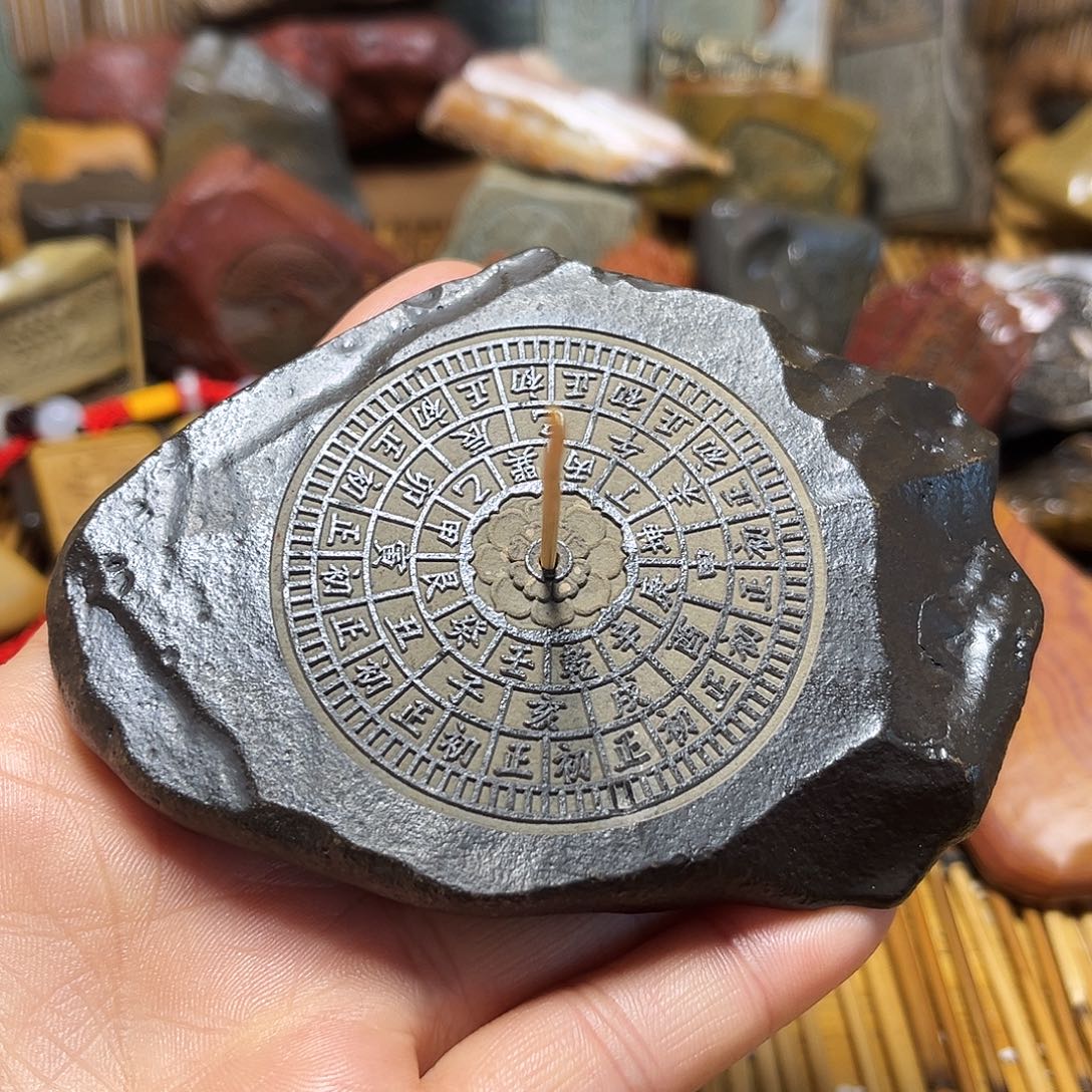 新疆原石雕刻手把件