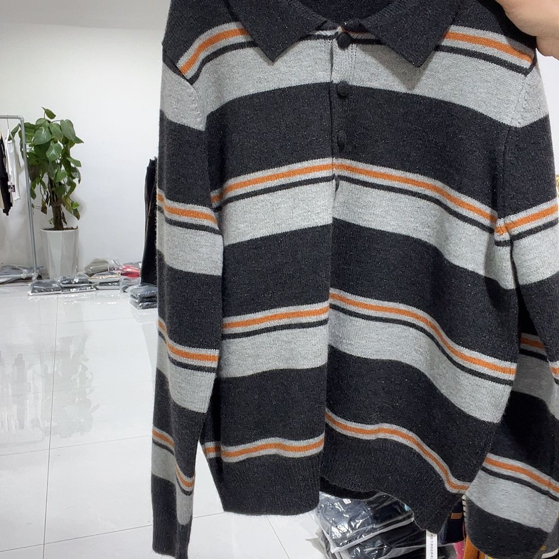 灰色拼接带扣子翻领