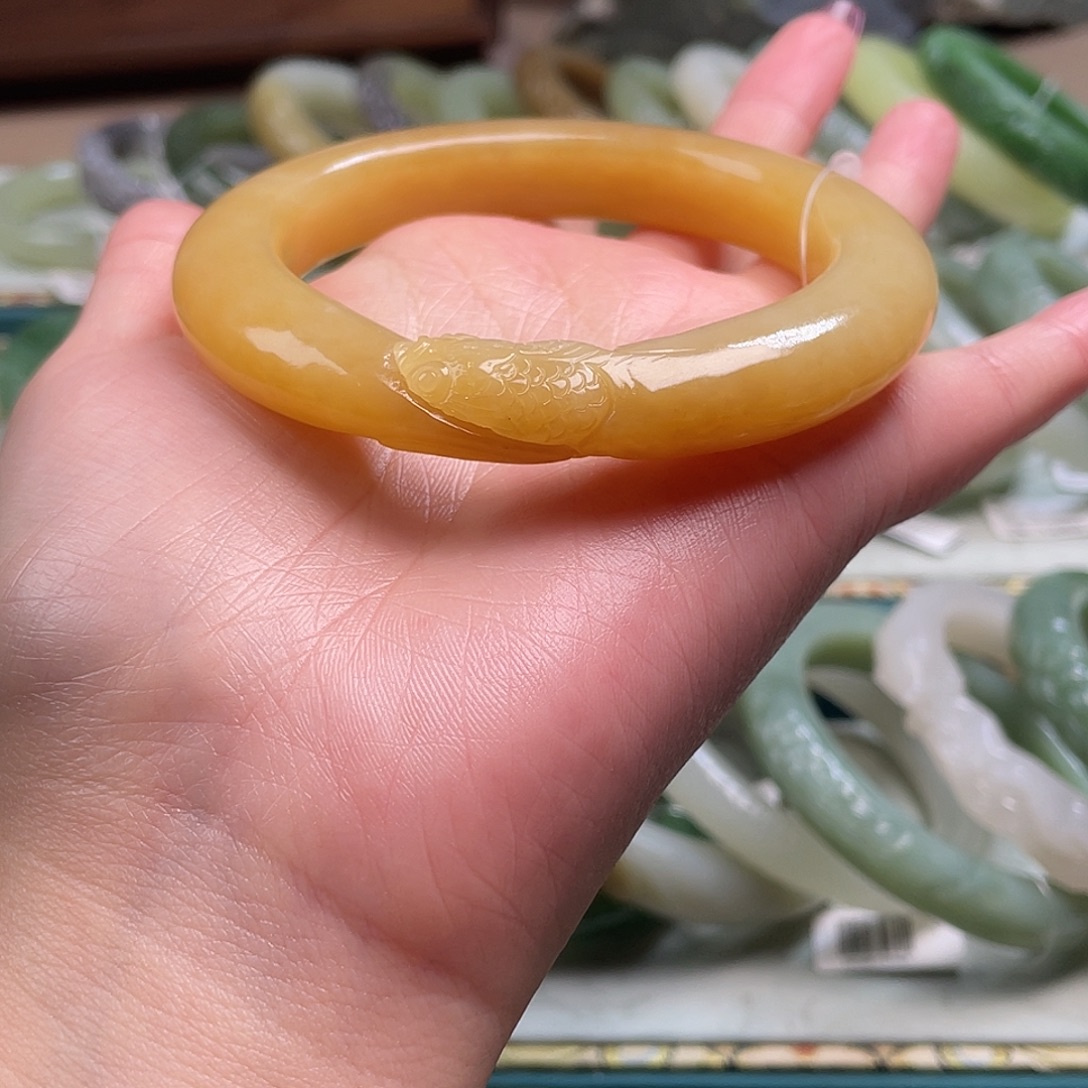 吟***宝和田玉未镶嵌手镯700