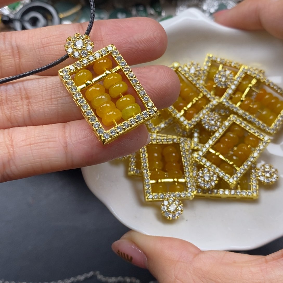 翡翠颈饰未镶嵌翡翠