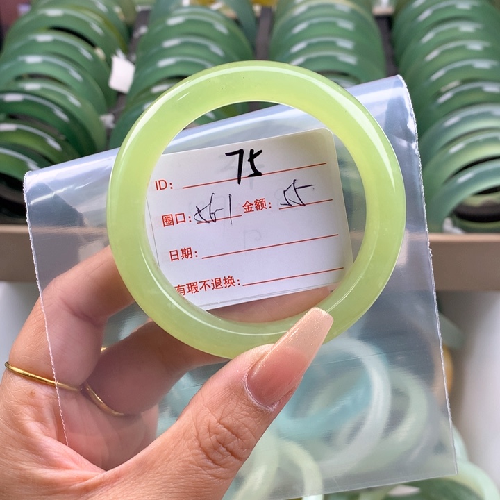 蛇纹石玉手镯未镶嵌