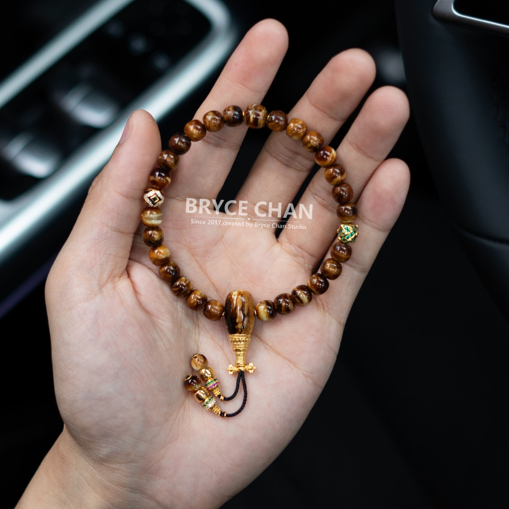 【耀今·满沁妖孽18K金手持】（7.1mm·10.25g）满沁横纹溶洞妖孽蜜蜡串