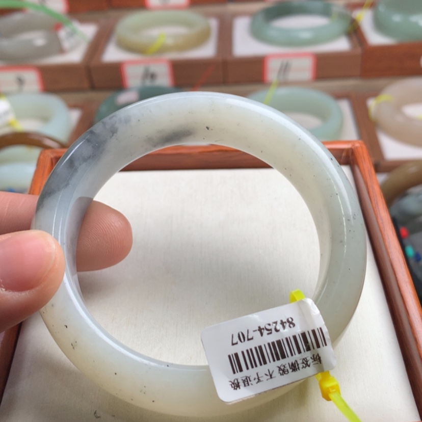【闪购商品】和田玉手镯未镶嵌好***朵