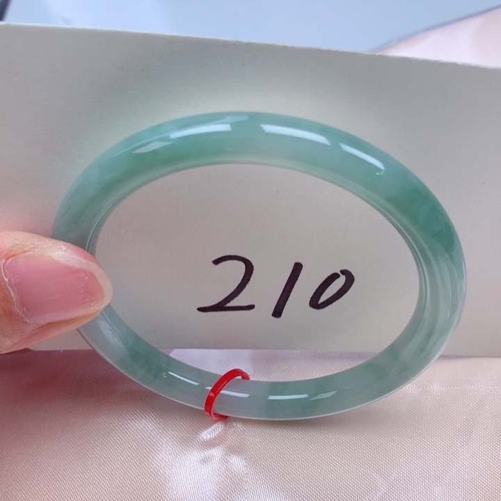 翡翠手镯未镶嵌翡翠