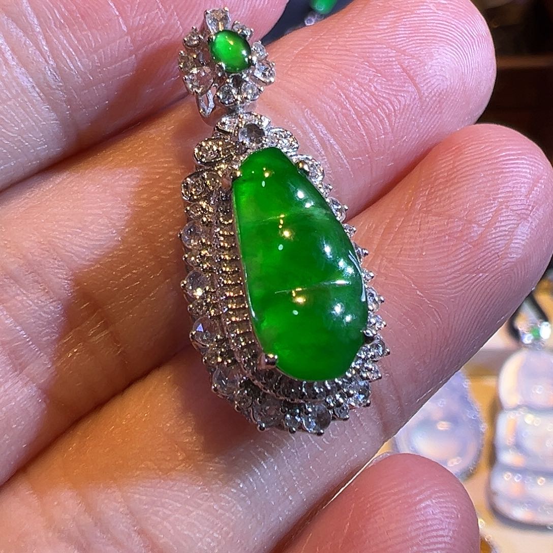 翡翠吊坠(赠链)18K金镶嵌高冰种豆子辣绿起光