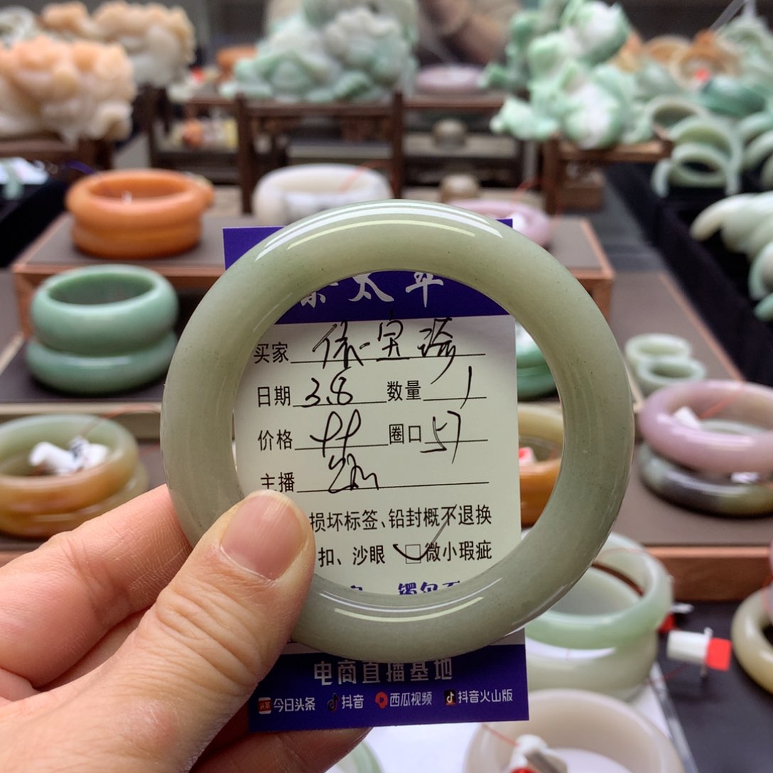 【闪购商品】石英质玉手镯未镶嵌依*琦