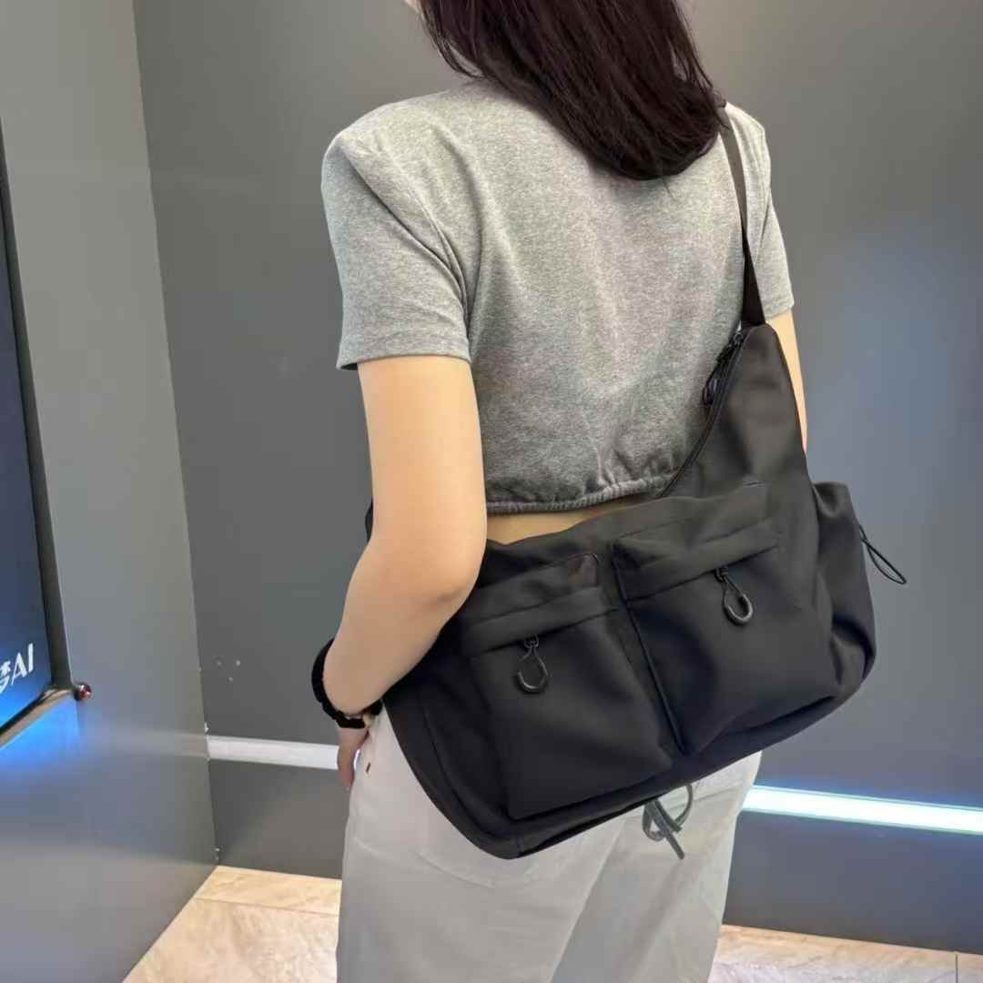 2026新款单肩包男邮差休闲旅行大容量通勤背包防水时尚斜挎包女潮