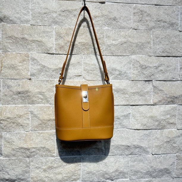 单肩斜挎水桶包提拉米苏色20*20*12cm