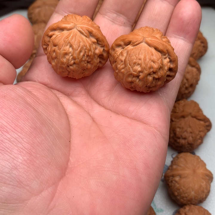 文玩核桃吊坠白狮子36.5