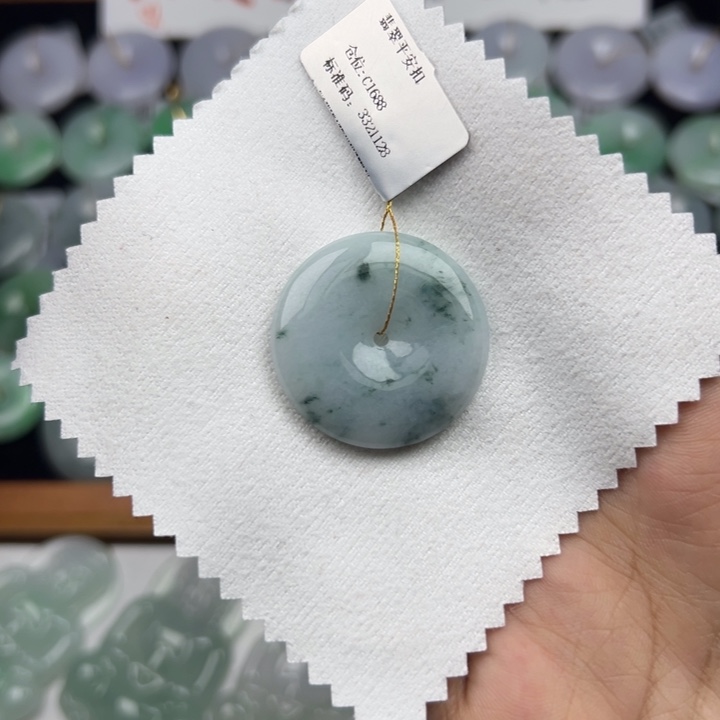 颈饰未镶嵌翡翠平安扣