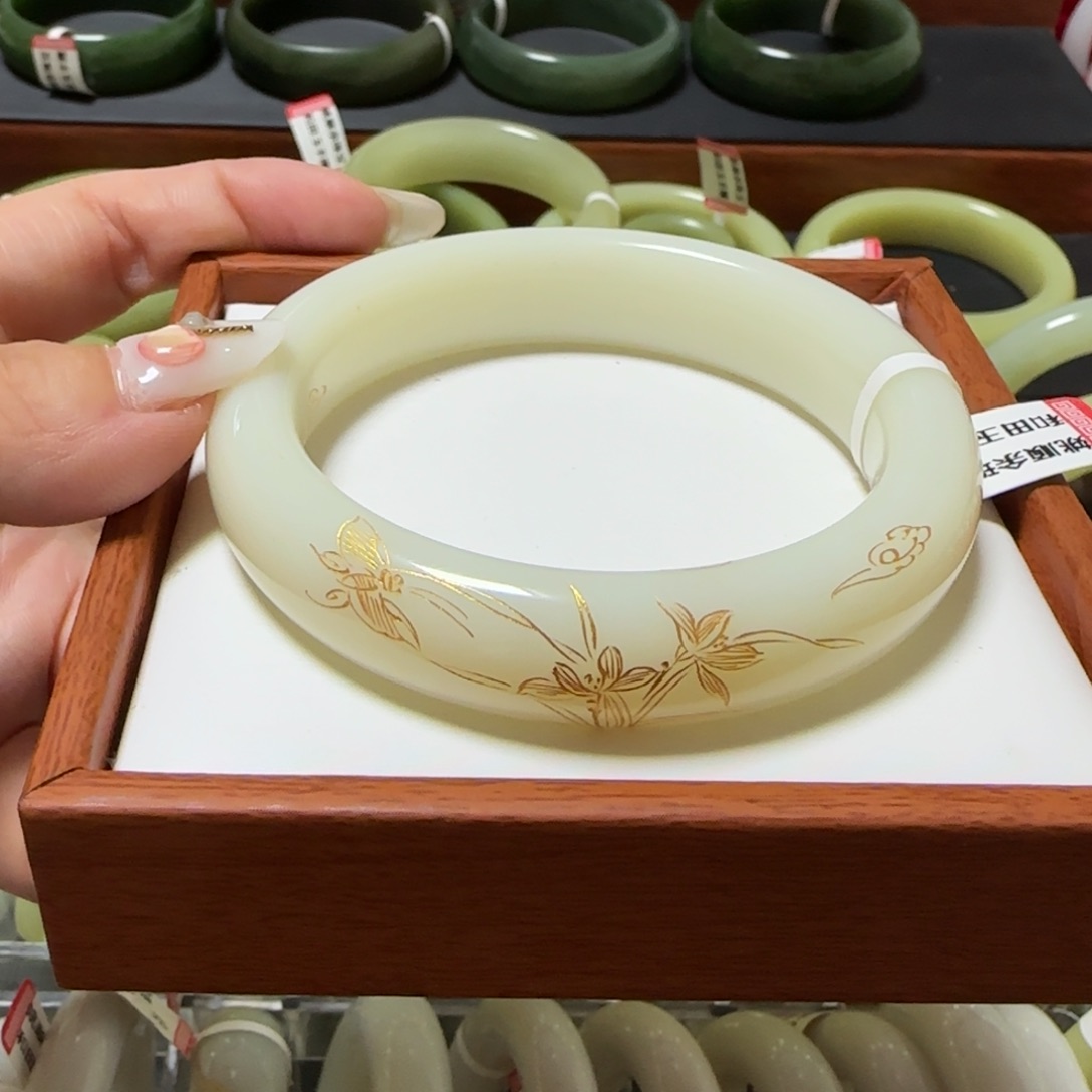 和田玉手镯未镶嵌