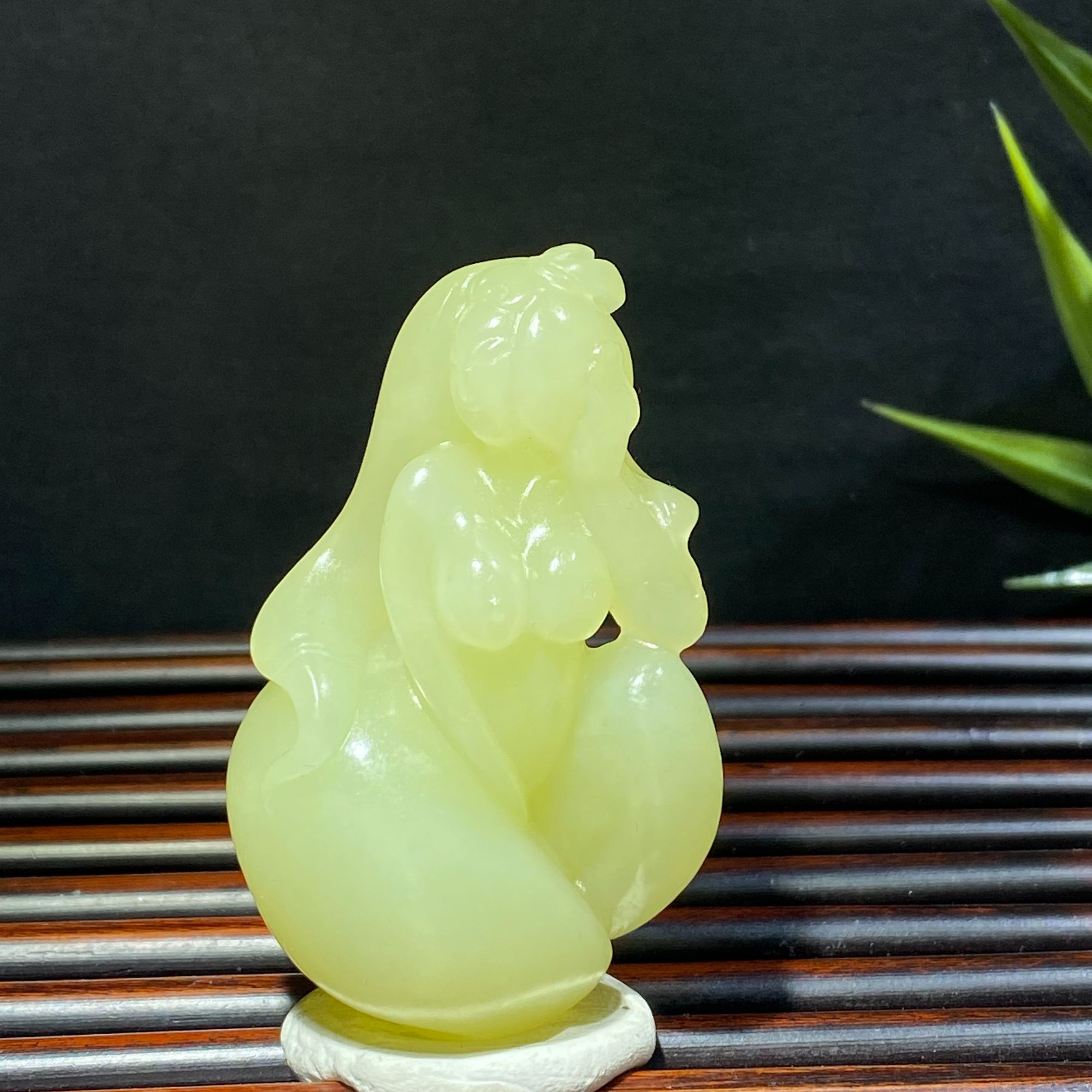 和田玉精品玉美人俏色鸡油黄