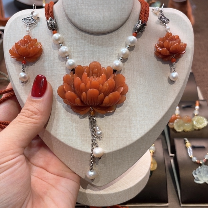 蛇纹石玉颈饰未镶嵌