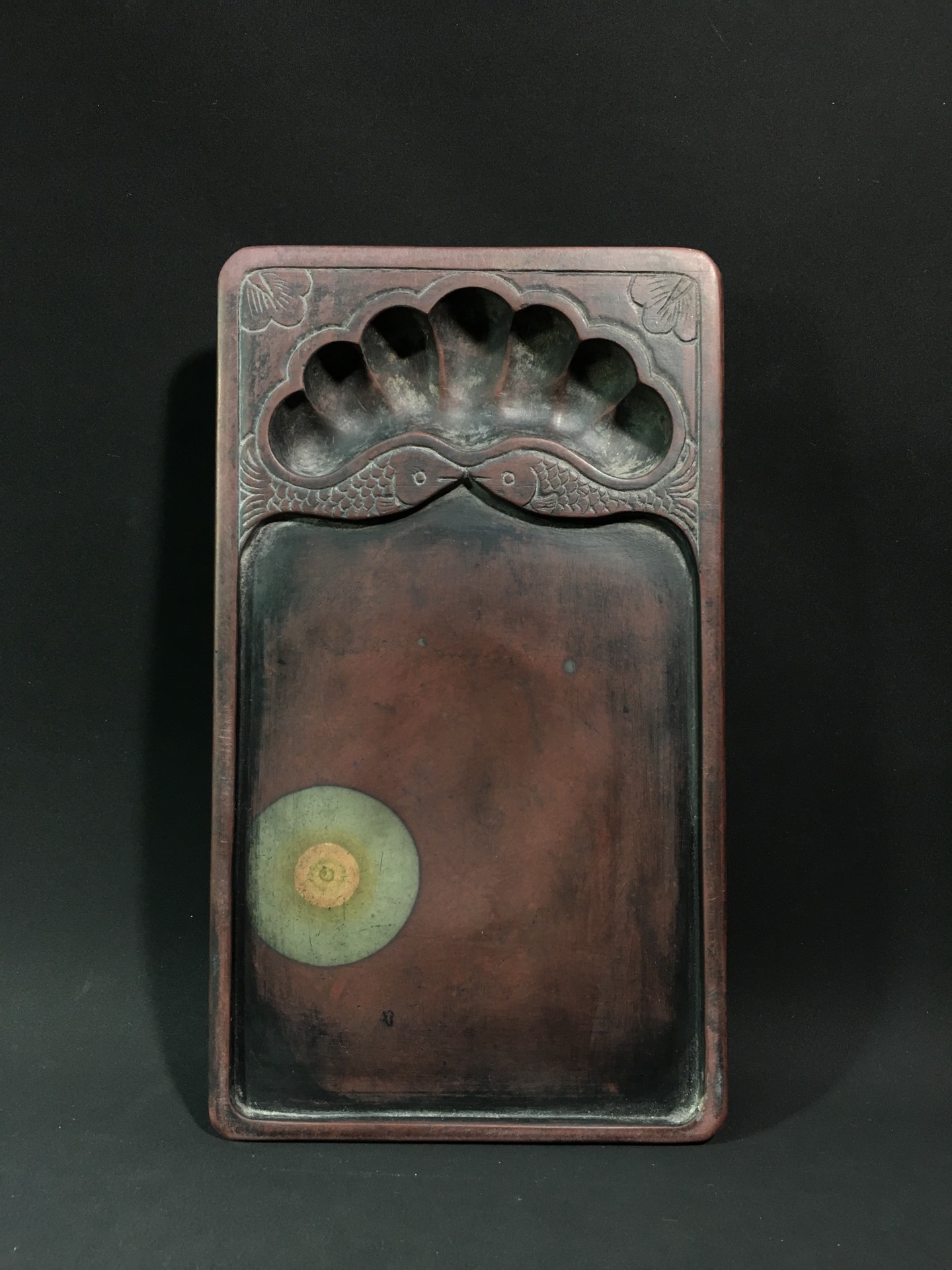 ￼ 旧藏海棠池双鱼纹紫端砚，明式制砚，底部帶双足，选料上乘